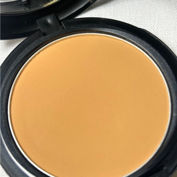 MAC Studio Fix Powder Foundation - Picture 3 of 4